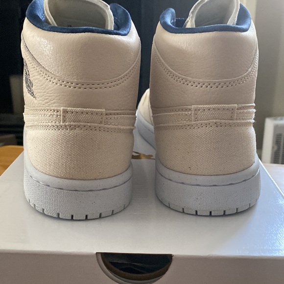 Jordan 1 Mid SE - Picture 5 of 8